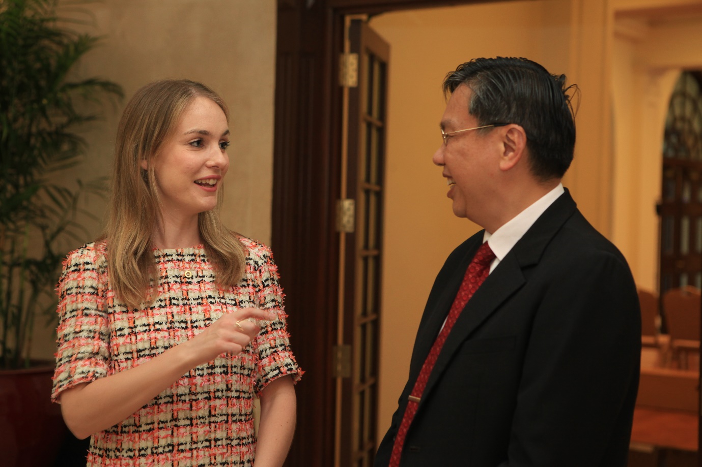 Ms Kate Tyrrell, PFD 2018 participant from Ireland, having an informal discussion with Mr Chee Wee Kiong, Permanent Secretary, Ministry of Foreign Affairs, at a tea reception after the Closing Ceremony of PFD 2018 11 May 2018