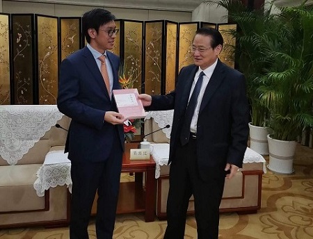 CG meets with Yi Lianhongresize