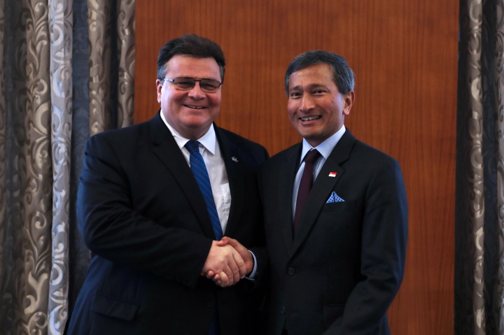 Minister for Foreign Affairs Dr Vivian Balakrishnan with Lithuanian Minister of Foreign Affairs Linas Linkevicius on 16 November 2017.jpg