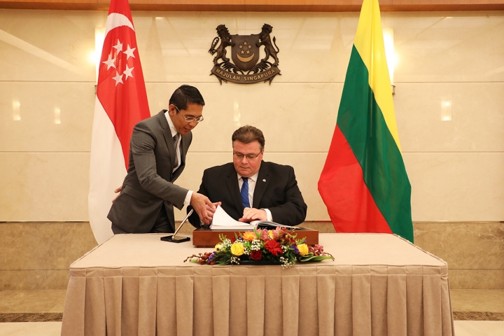 Lithuanian Minister of Foreign Affairs Linas Linkevicius, with Senior Minister of State for Defence and Foreign Affairs Dr Maliki Osman, signing the guestbook on 16 November 2017.jpg